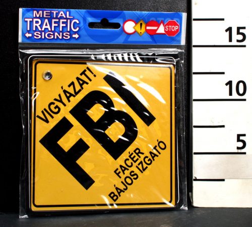 KRESZ TÁBLA VIGYÁZAT! FBI, FACÉR BÁJOS IZGATÓ FELIRAT